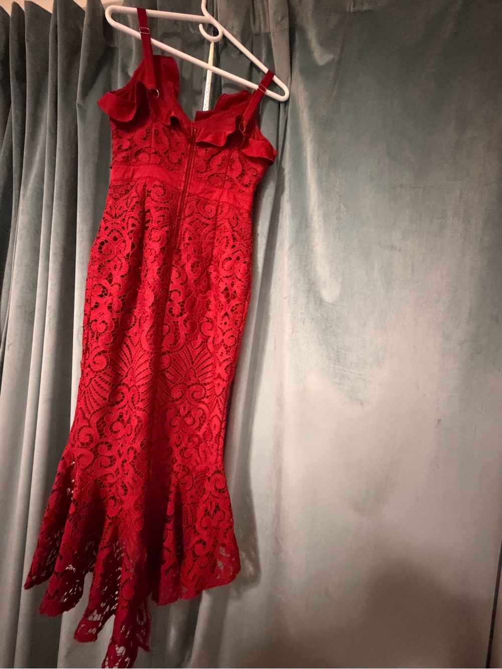Elegant Red Lace Midi Dress with Ruffle Details - Picture 6 of 9